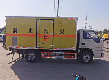 梨林镇爆破器材运输车